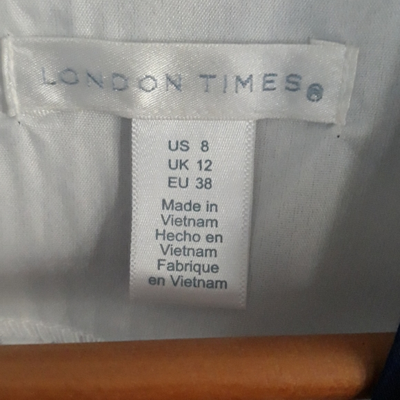 Ladies Dress - Picture 2 of 6